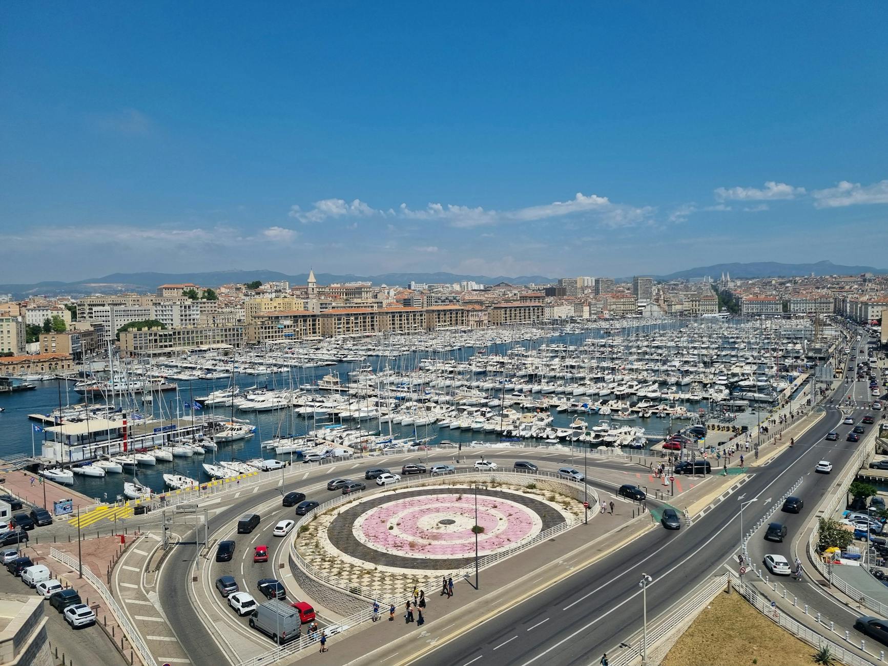 Vue du Vieux-Port de Marseille avec verre d'eau filtrée