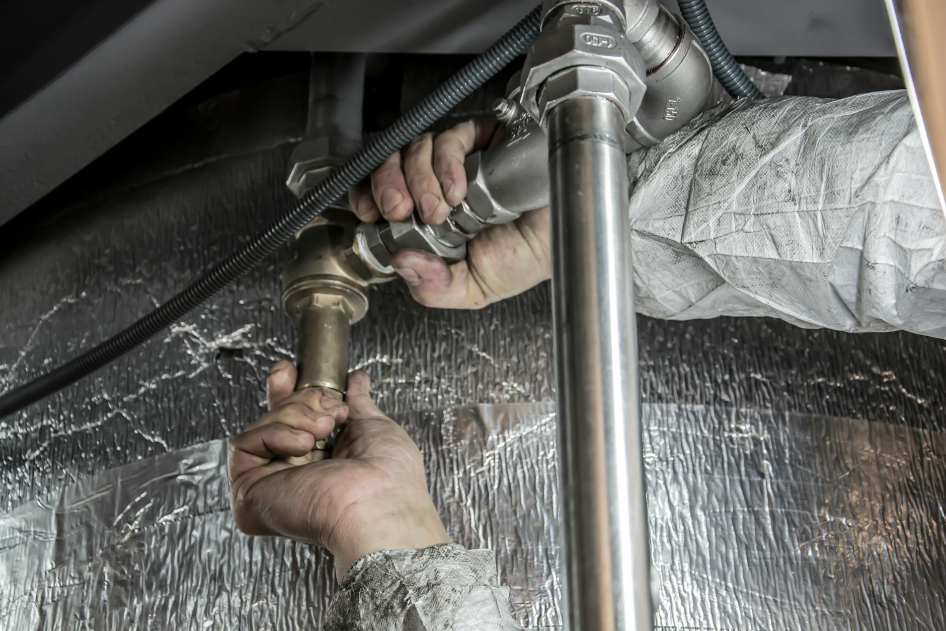 Installation d'un système de filtration d'eau sous évier de cuisine